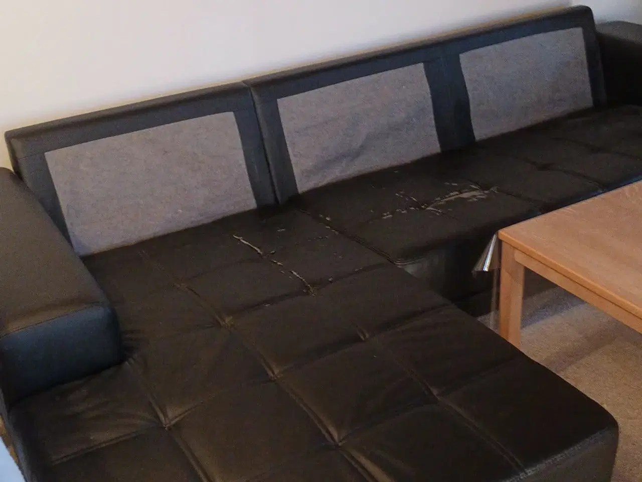 Billede 1 - hjørnesofa i sort kunststof