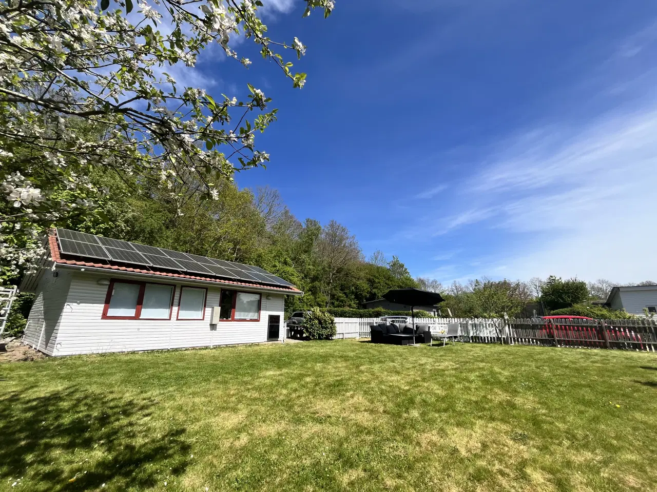 Billede 1 - Velholdt kolonihavehus med solceller og stor grund