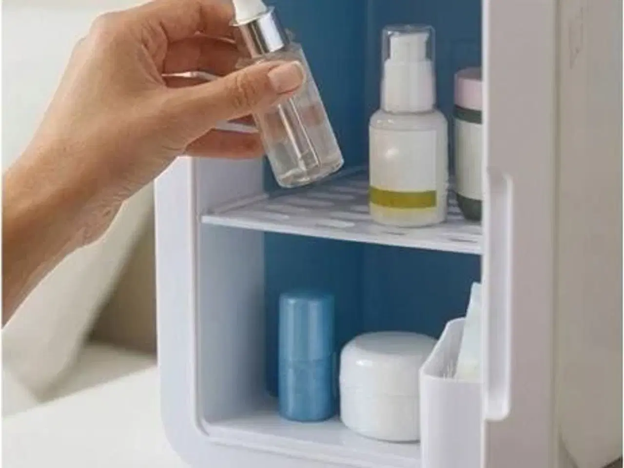 Billede 4 - Elle 6 l hvidt mini-køleskab med LED makeupspejl