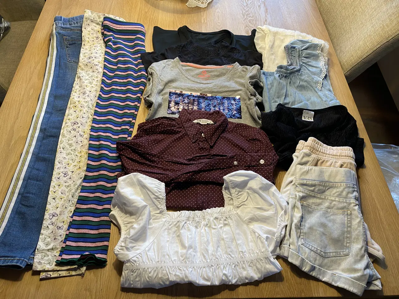 Billede 15 - Stribede jeans med god vide str. 134. Tshirt mm