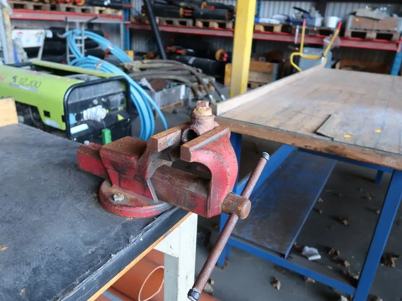 Billede 4 - Arbejdsbord med skruestik