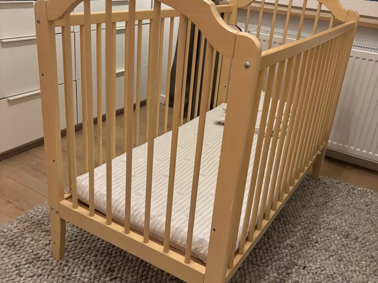 Billede 2 - Tremmeseng i lyst træ