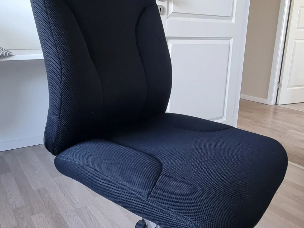 Billede 1 - Kontorstol med nakkestøtte