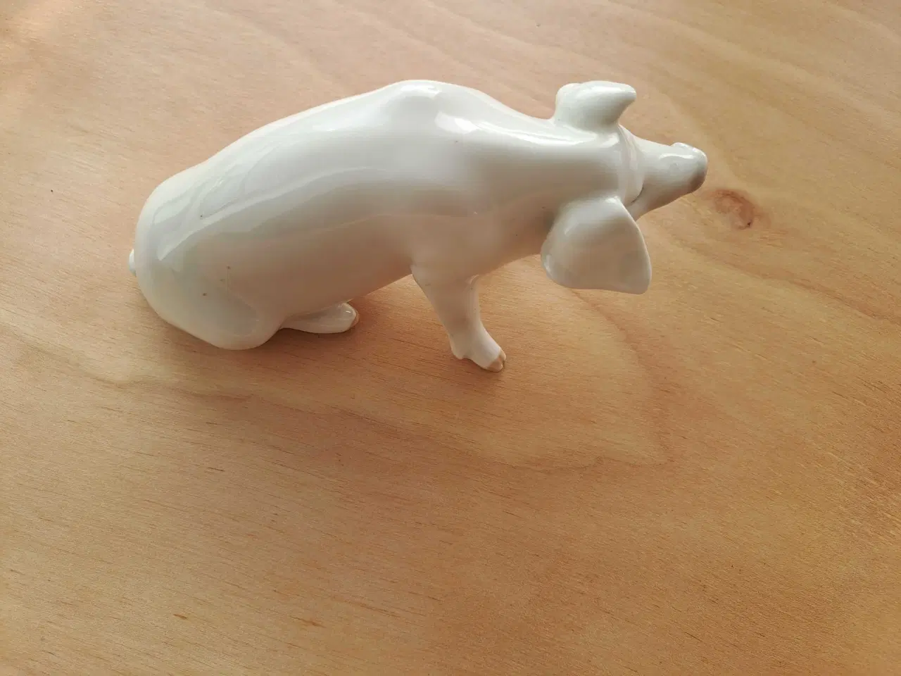 Billede 2 - Siddende gris fra Royal Copenhagen- model 1400