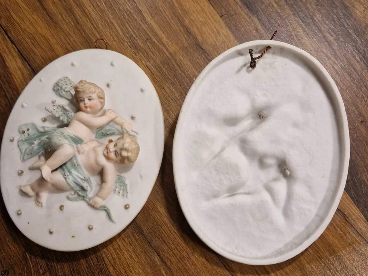 Billede 8 - Antikke relieffer I biscuit porcelæn 