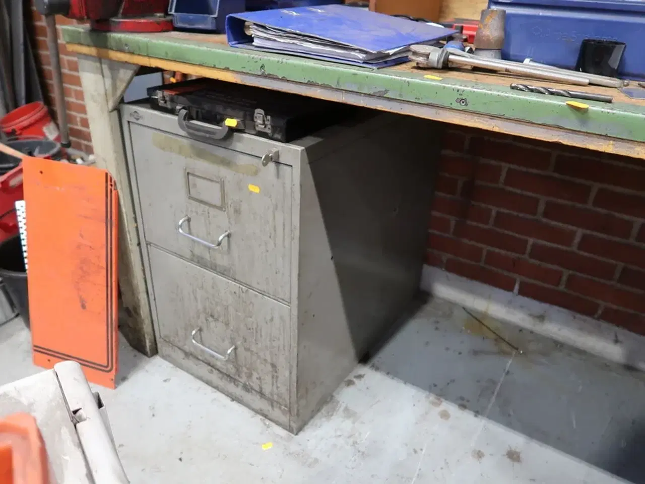 Billede 4 - Stålskab med indhold