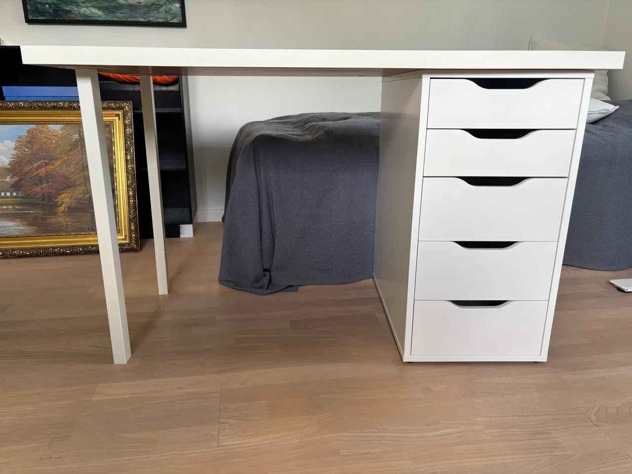 Billede 2 - Hvidt skrivebord med skuffeelement fra IKEA