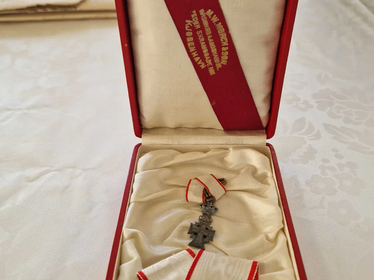 Billede 2 - Miniature ridderkors I original æske med papirer