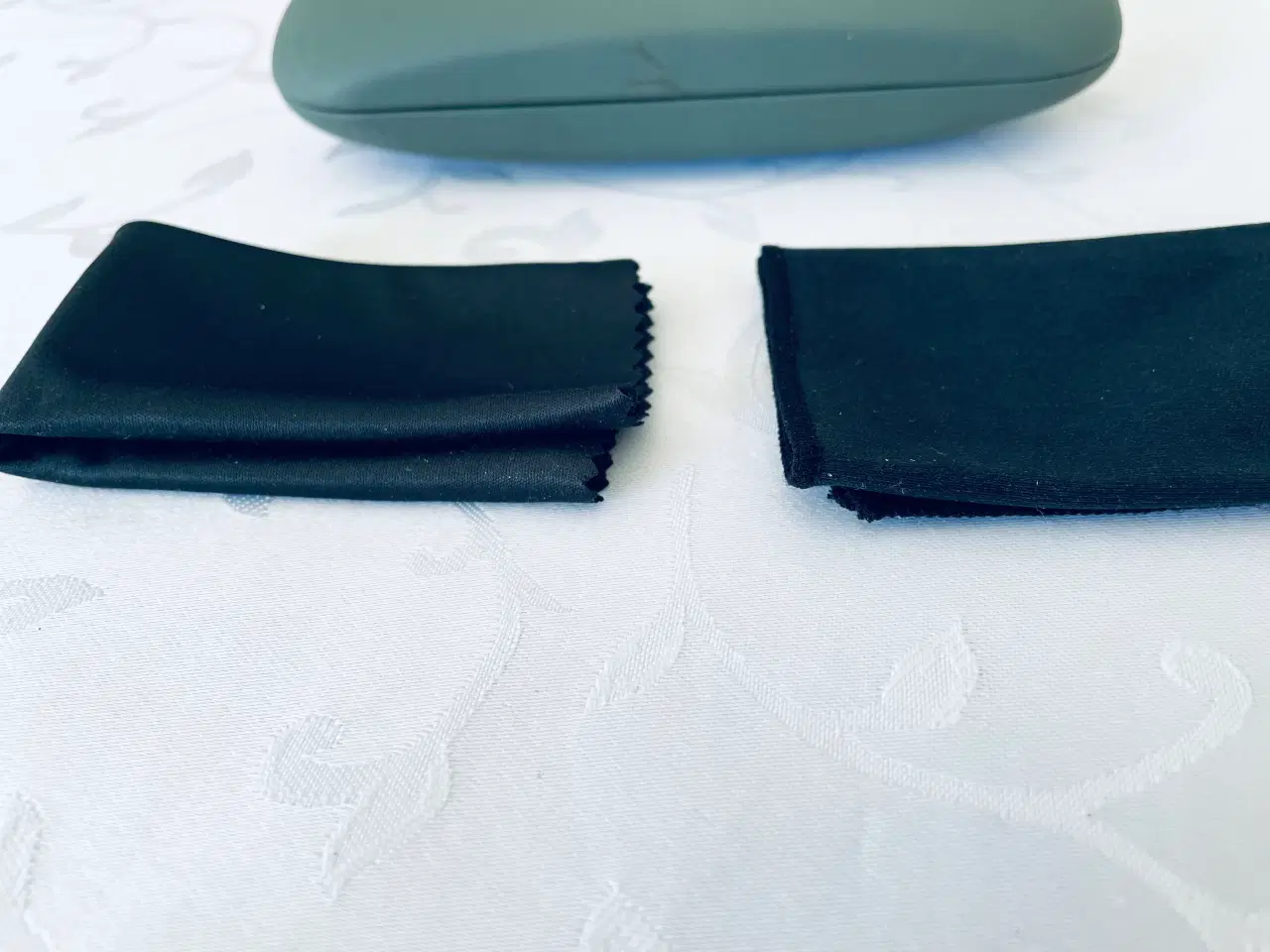 Billede 5 - Brille etui og 2 x ubrugte pudseklude 