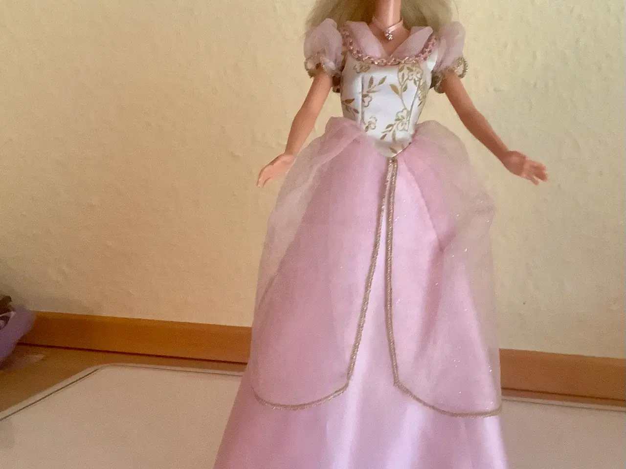 Billede 4 - Smuk askeblond Barbie med original Barbie kjole.