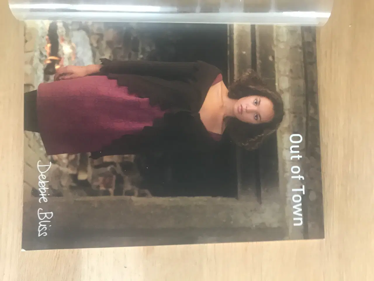 Billede 2 - Out of Town  af Debbie Bliss