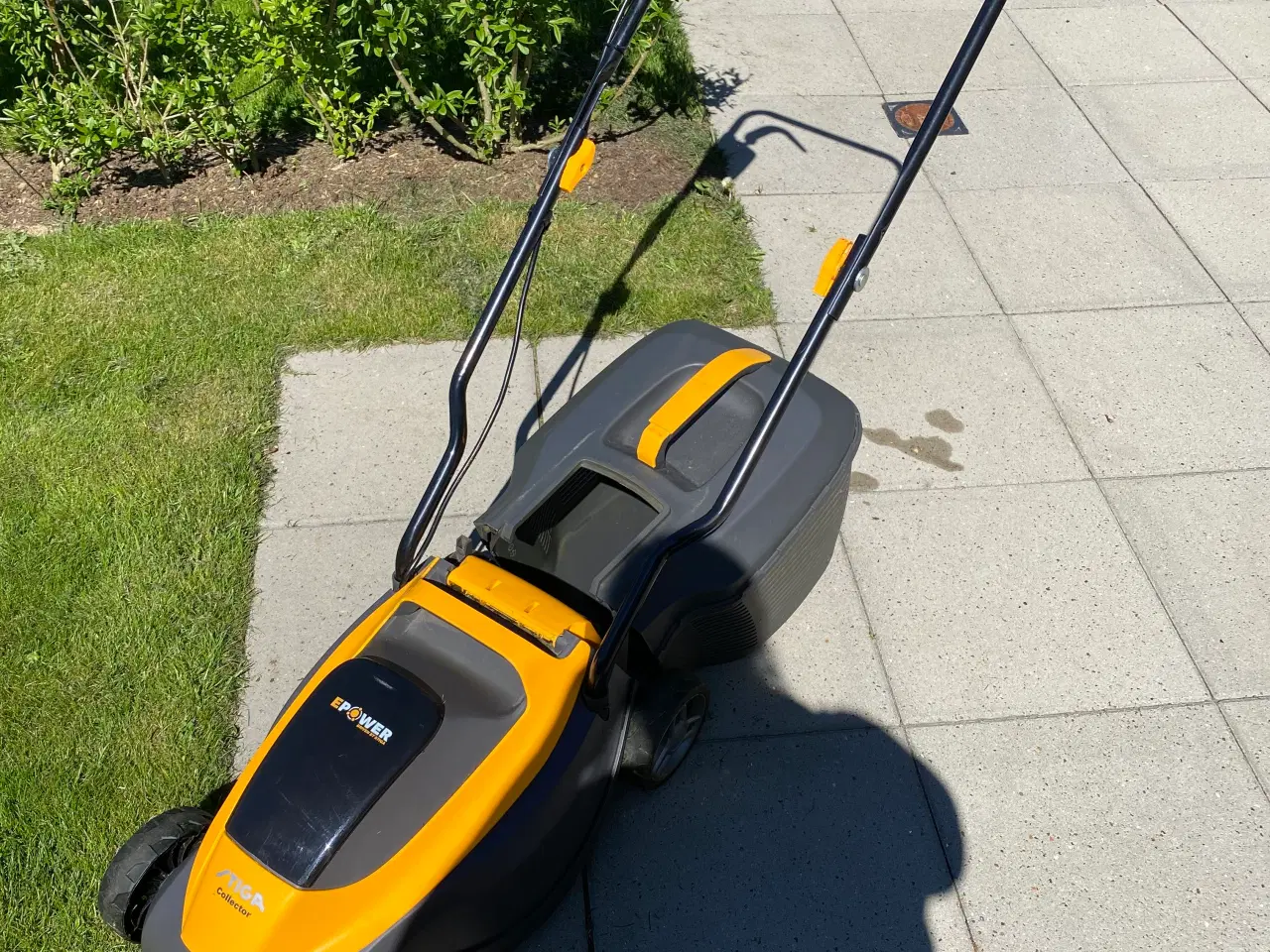 Billede 1 - Plæneklipper  med oplader og 2 batteri