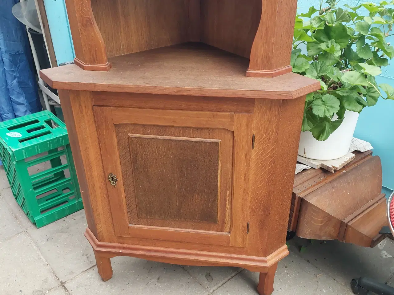 Billede 7 - hjørne/bar/vitrine skabet med dør