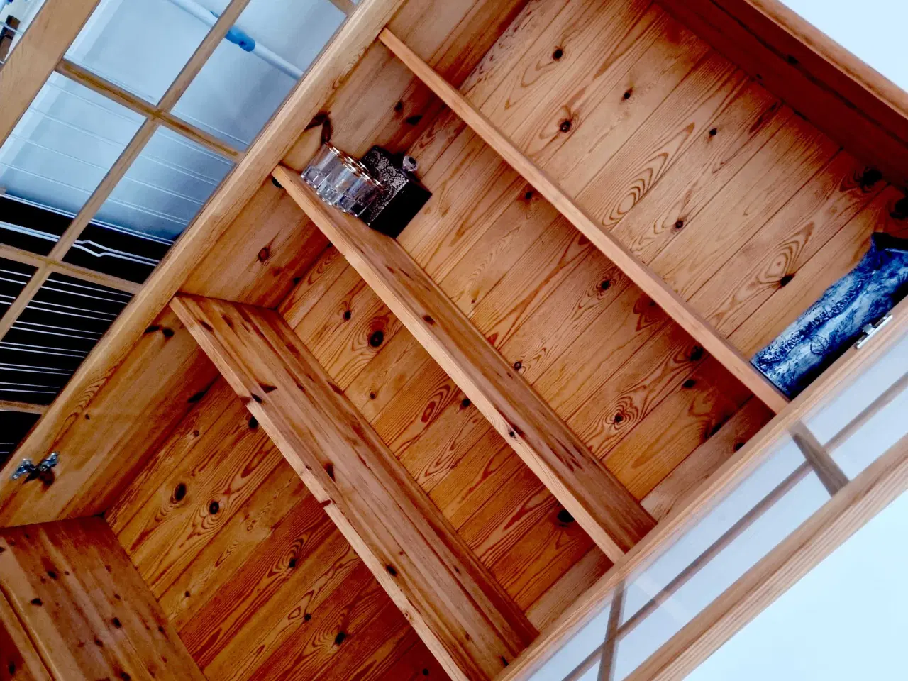 Billede 4 - Flot velholdt vitrinskab I fyrretræ  180cm H