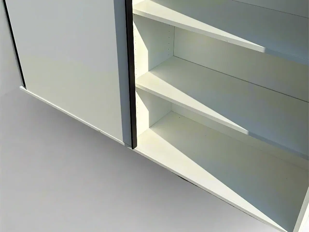 Billede 4 - Opbevaringsskab (m. Skydelåger)