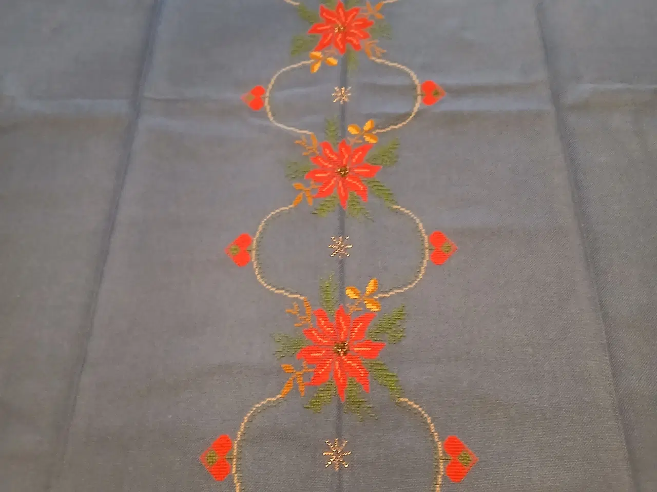 Billede 2 - Flot broderet juledug