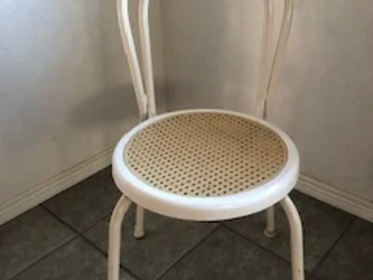 Billede 1 - 2 stk Hvid køkken stol -pris er for begge