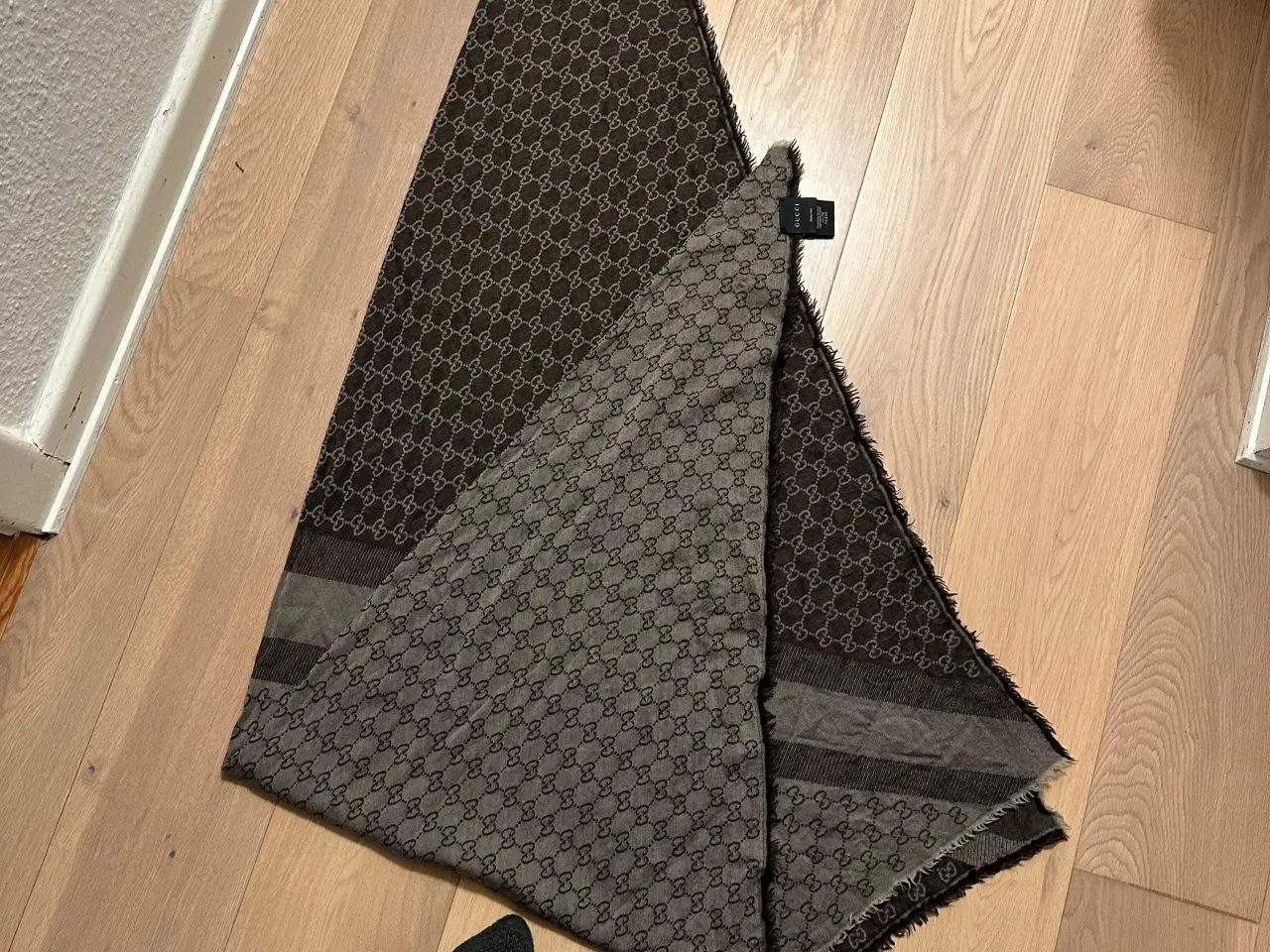 Billede 5 - Gucci tørklæde i lysegrå og mørkebrun 