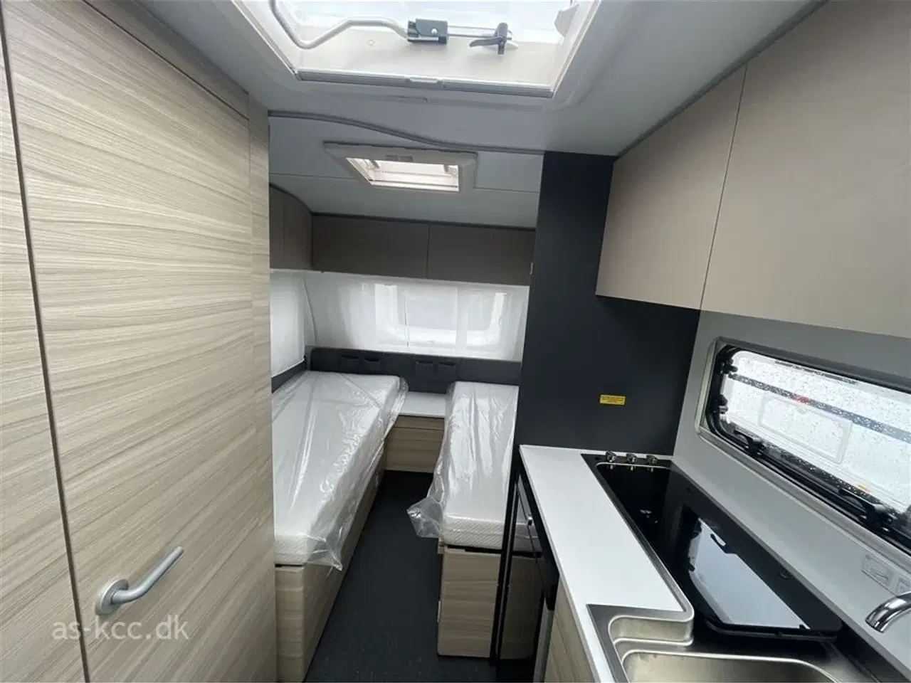 Billede 4 - 2026 - Adria Altea 492 LU   Adria Altea 492 LU årg. 2026 med enkeltsenge og udtræk. 5 sovepladser, 4 siddepladser. Glasfiber tag, sider, forende og bagende