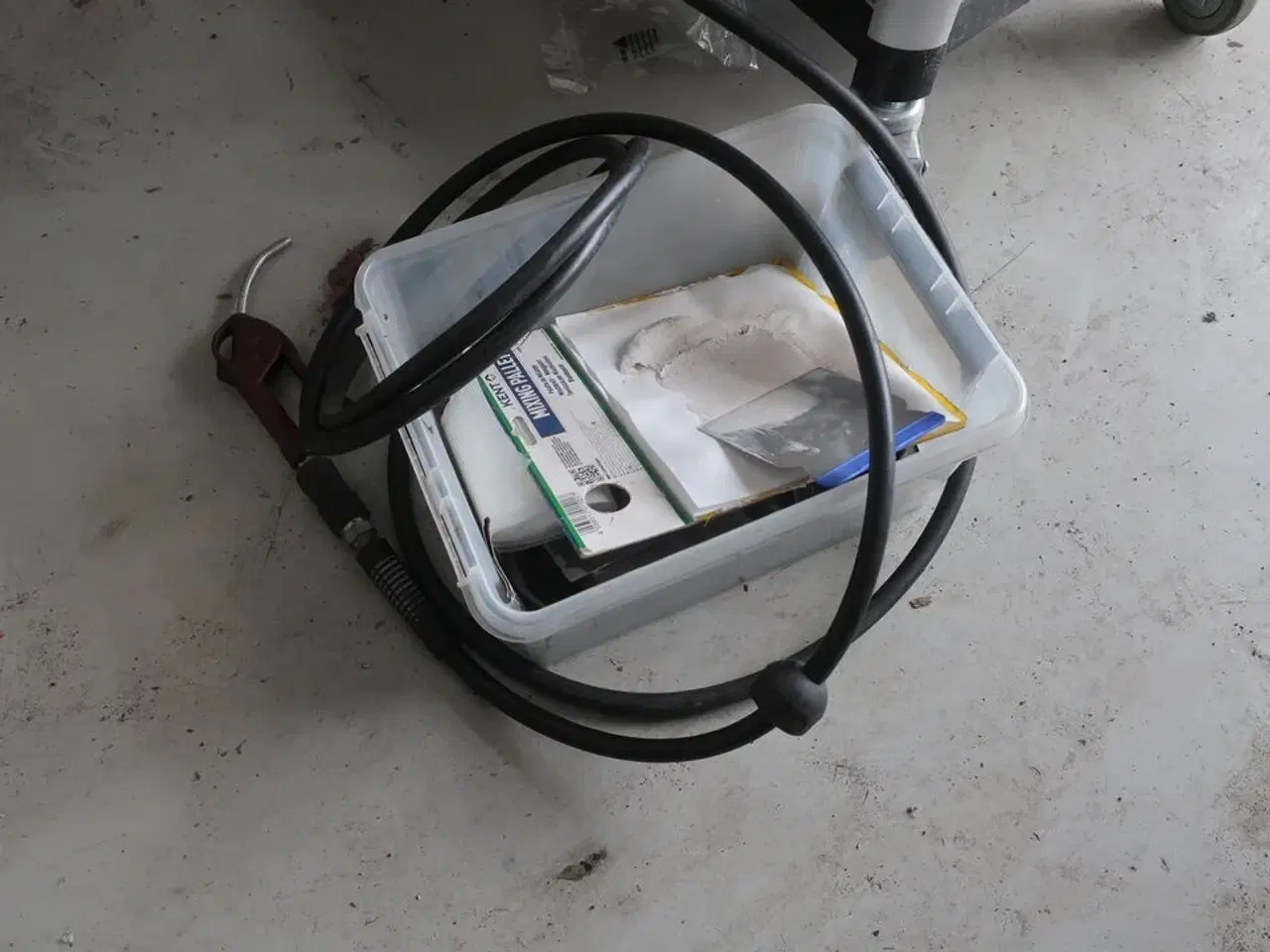 Billede 2 - Rullebord med indhold