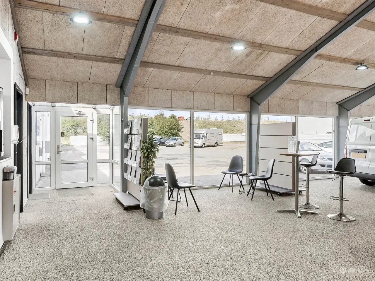 Billede 10 - Bilforretning med meget udenomsplads