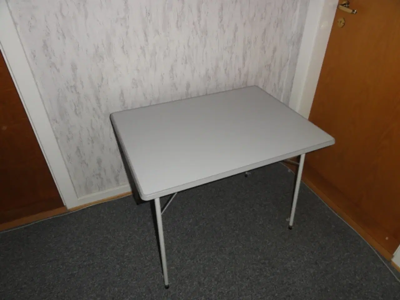 Billede 1 - Lysegråt camping bord 60 x 80 cm.