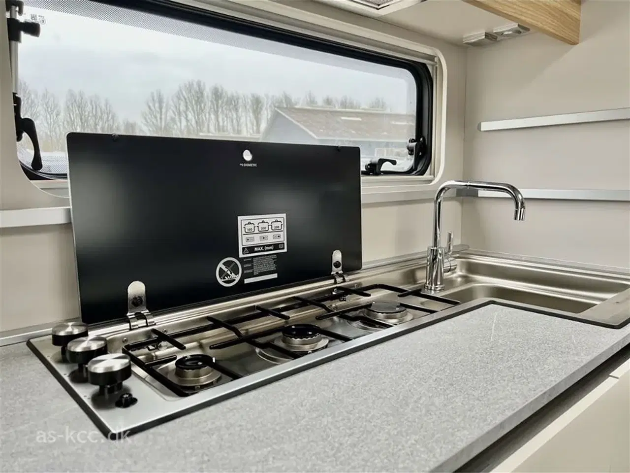 Billede 11 - 2023 - Adria Adora 573 PT Adria Adora 573 PT årg 2023, 7 sovepladser, 5 siddepladser. Dobbeltseng og rundsiddegruppe samt 3 køjer, mikroovn