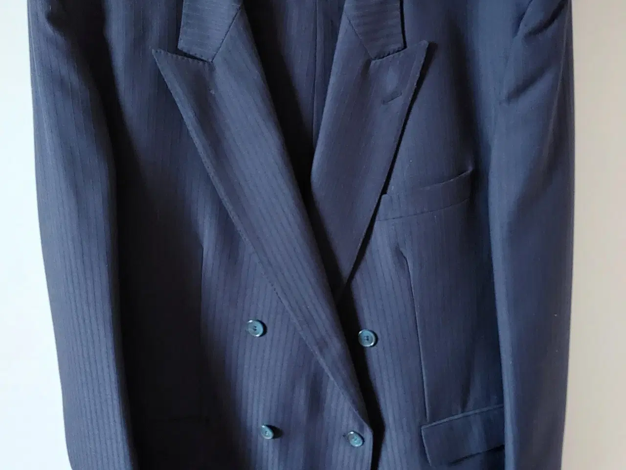Billede 1 - Pænt Jakkesæt Mørkeblåt m smal strib/Som Nyt 