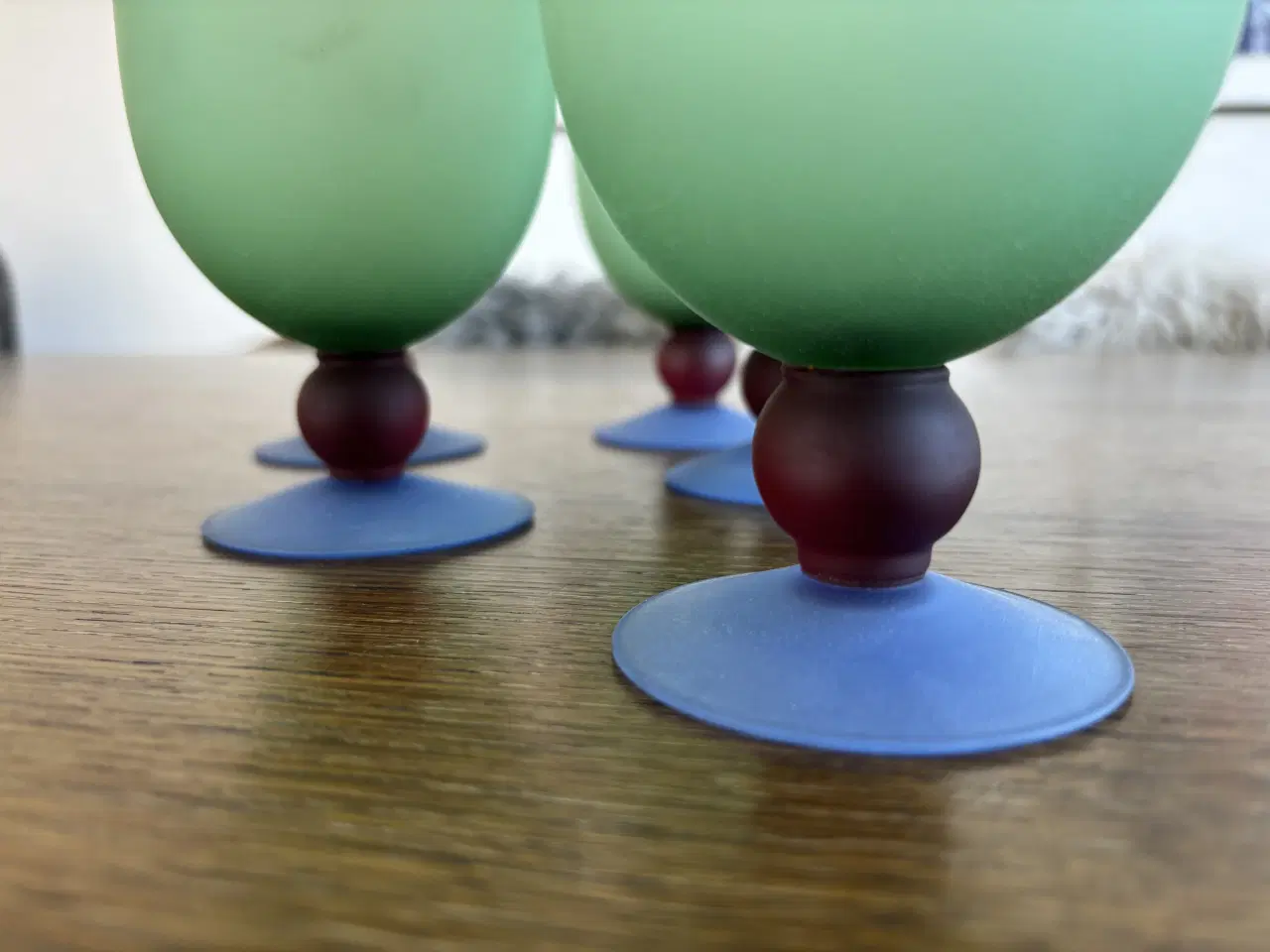 Billede 3 - 5 vintage-glas på fod i farvet, matteret glas