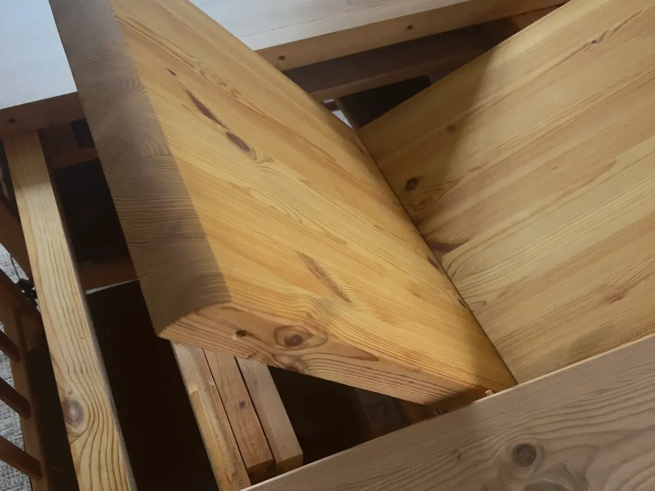 Billede 5 - Massivt fyrretræs spisebord med 8 stole