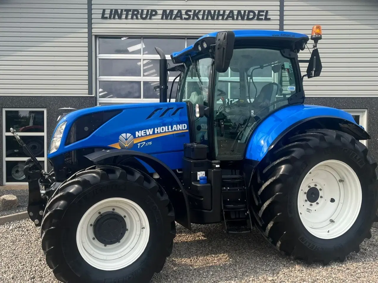 Billede 1 - New Holland T7.175 RangeCommand med frontlift. Meget velholdt gård traktor.