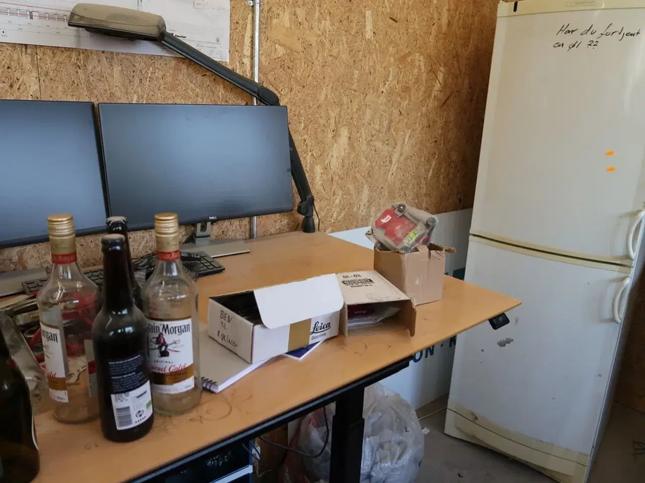 Billede 3 - El. hæve/sænke skrivebord med indhold bl.a. 2 stk. computerskærme DELL S2421HN, dockingstation m.m.