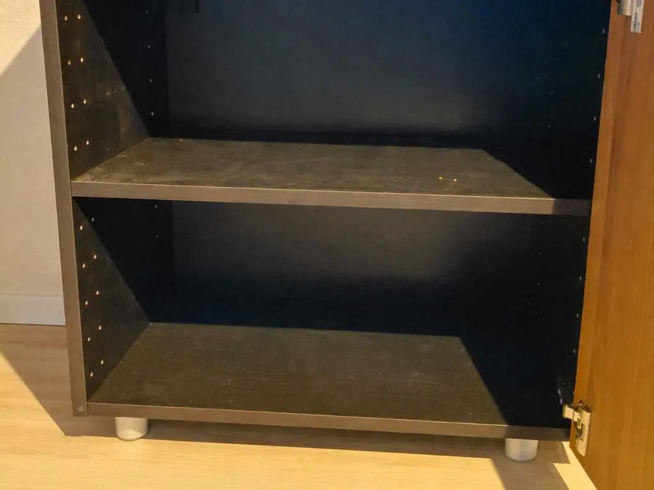 Billede 2 - Skab i dyb mørke brun