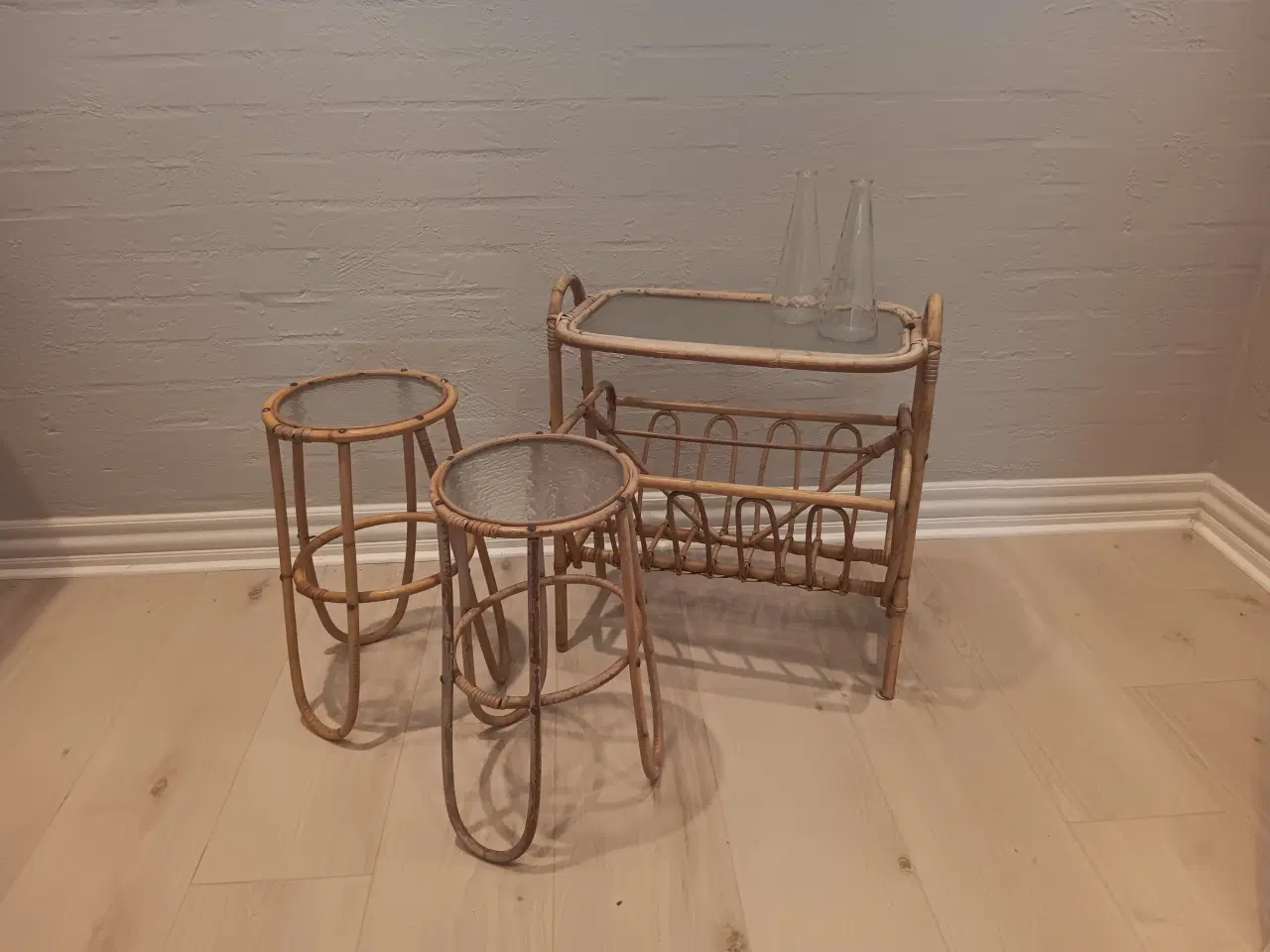 Billede 1 - Bord m. avis/bladholder + to blomsterborder