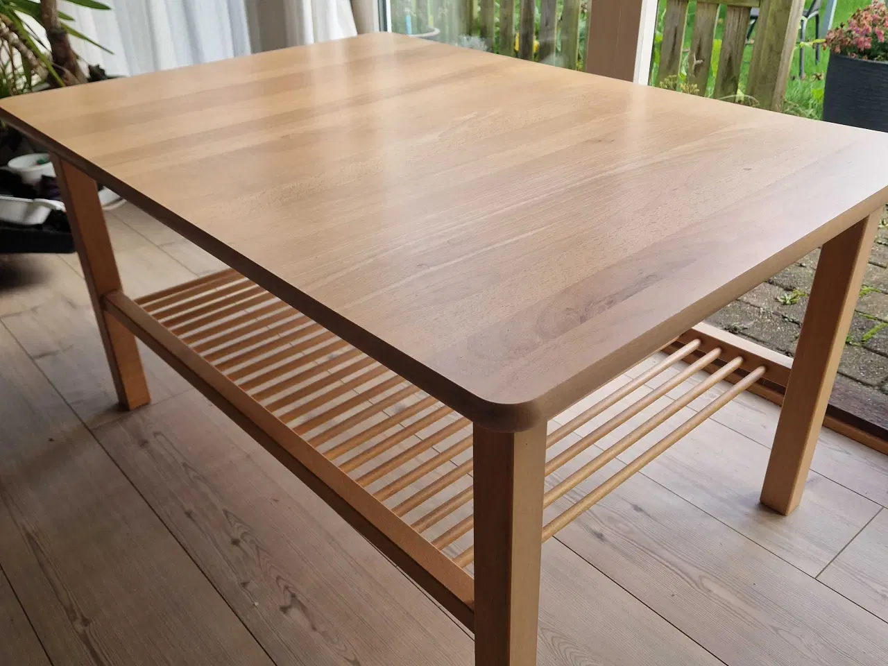 Billede 5 - Sofabord i lyst træ.