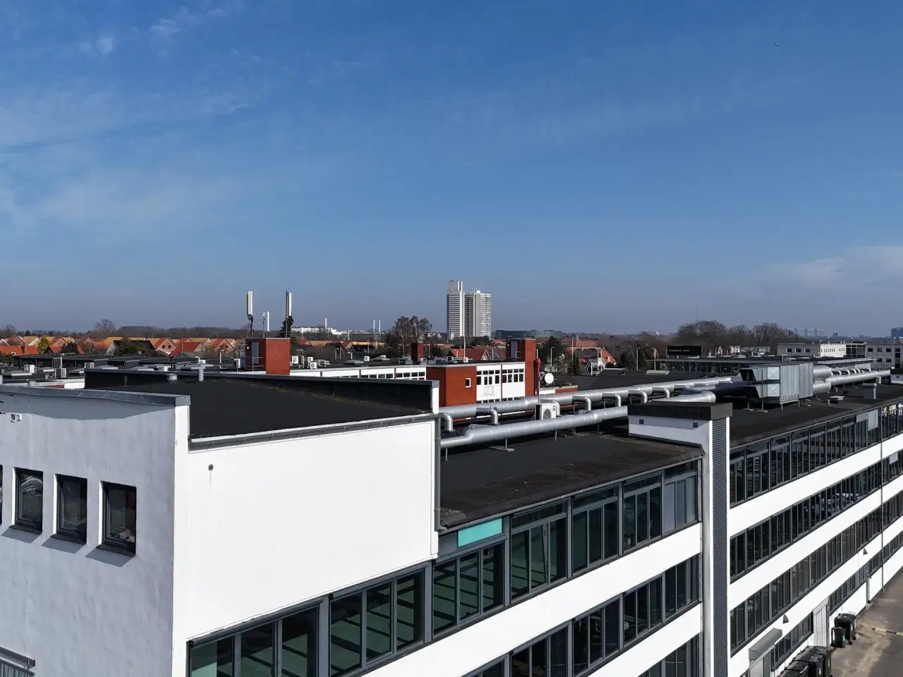 Billede 18 - Et lejemål med åbne rum der oser af skråsikker attitude og selvsikkerhed