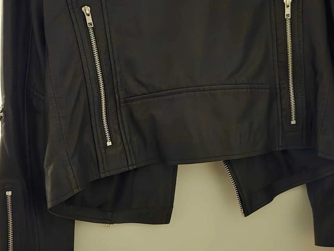 Billede 2 - Skindjakke,  sort str M