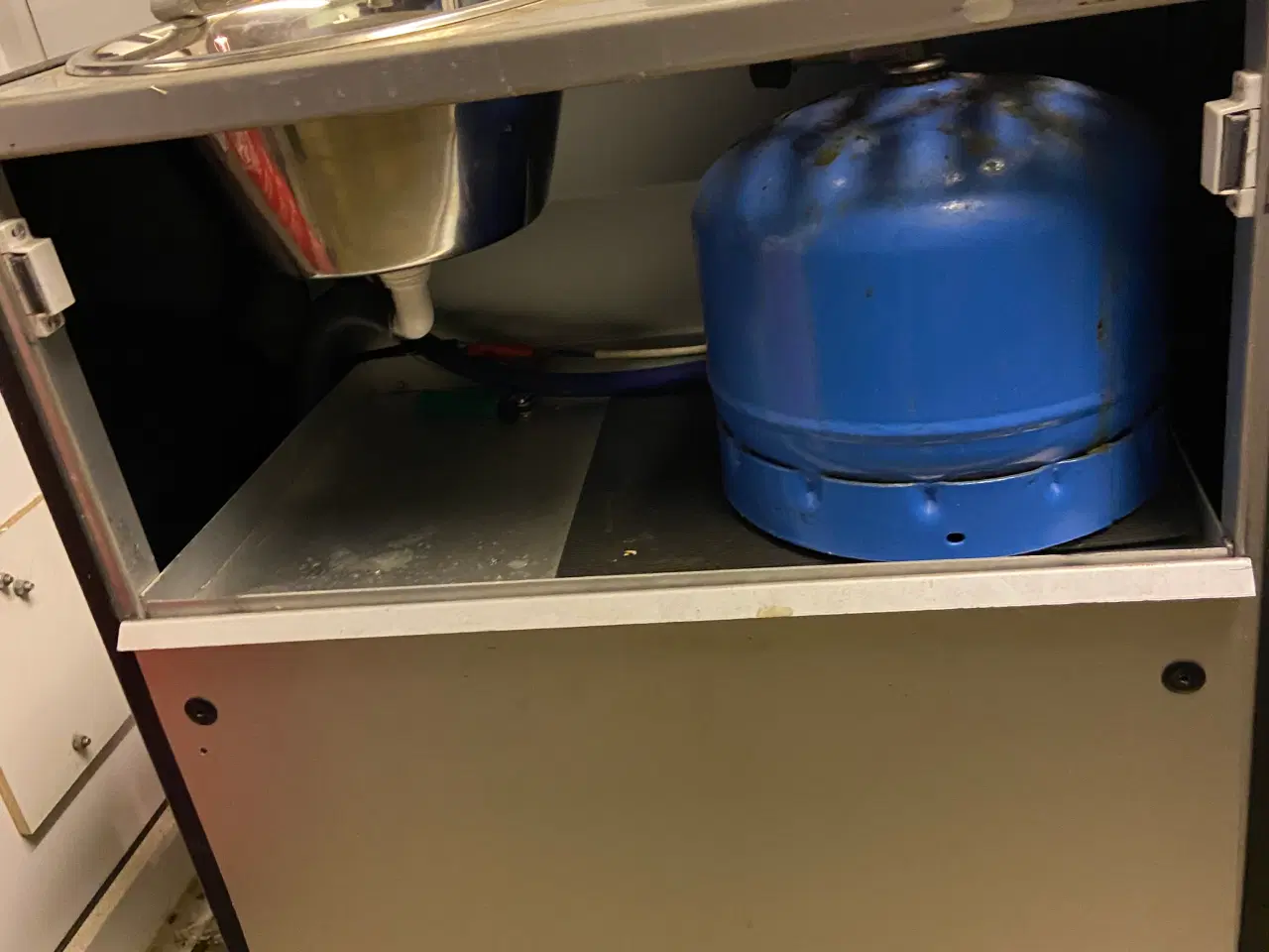 Billede 3 - Gasblus. Håndvask med vandpumpe. Gasblus m. flaske