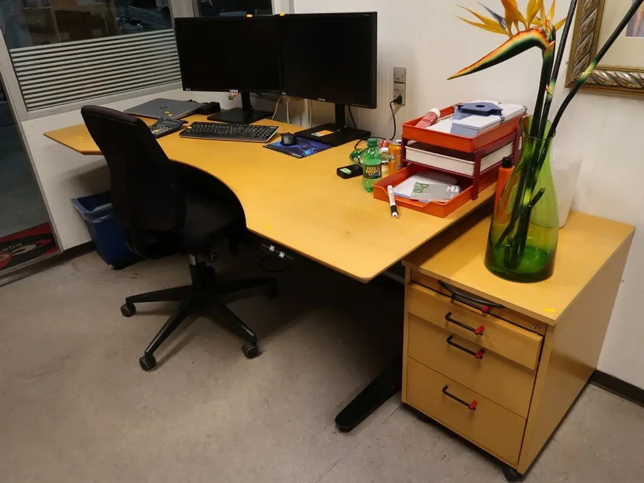 Billede 1 - El. hæve/sænke skrivebord samt kontorstol og skuffemodul, stole og reoler