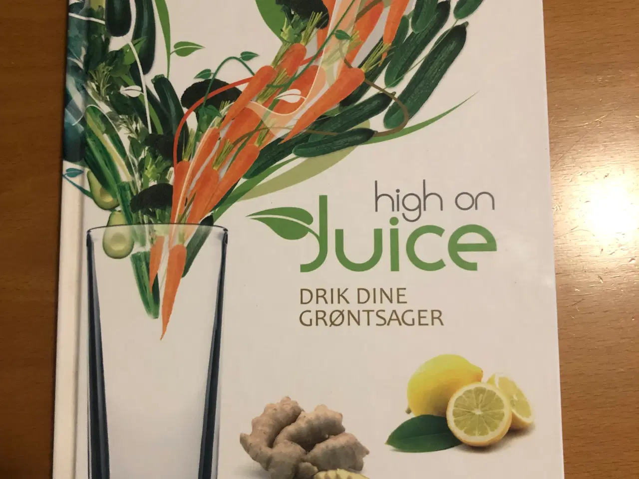 Billede 1 - Jeg sælger hermed bogen " High on Juice"