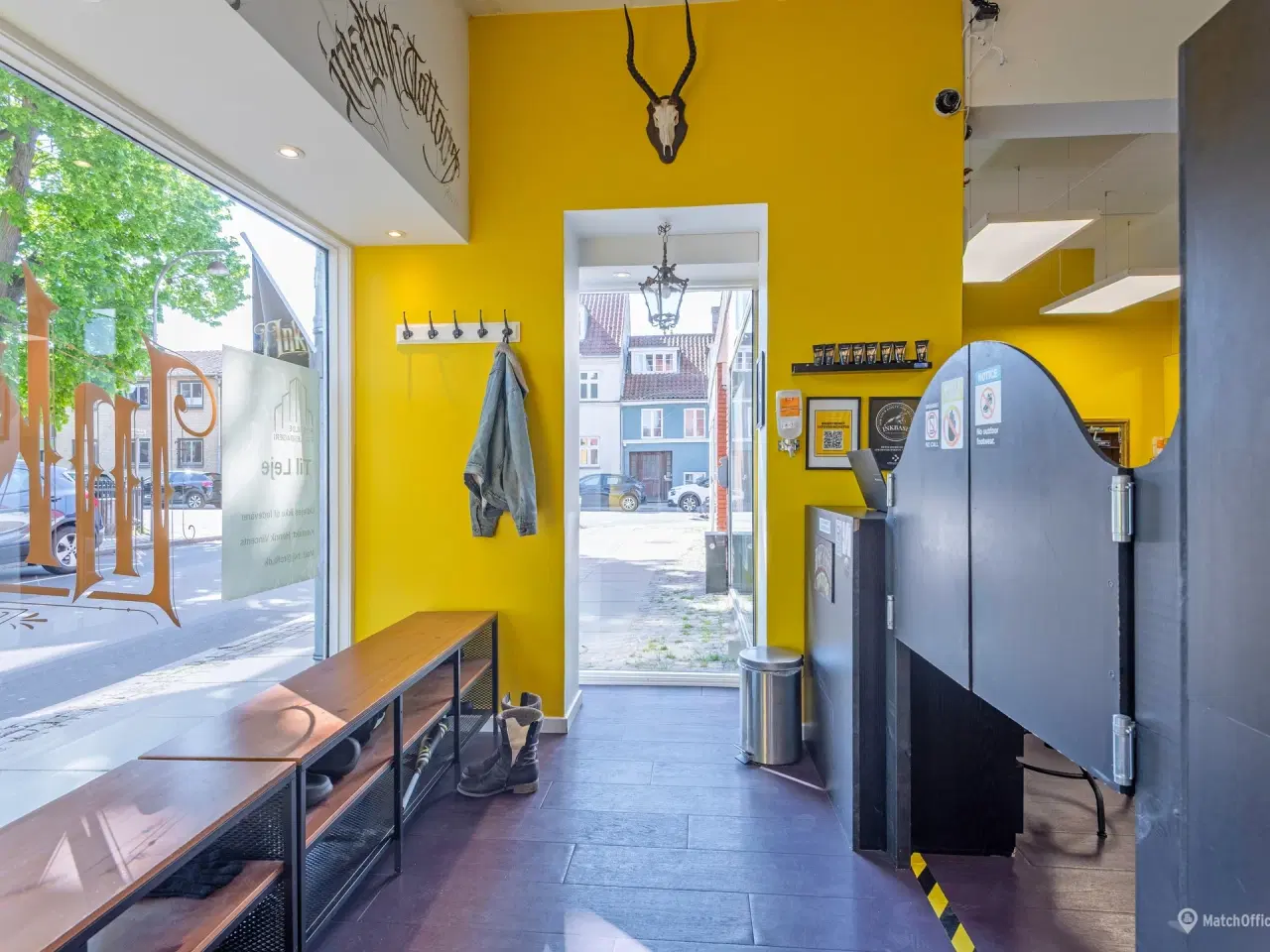 Billede 6 - Yderst central placering med store facadevinduer!
