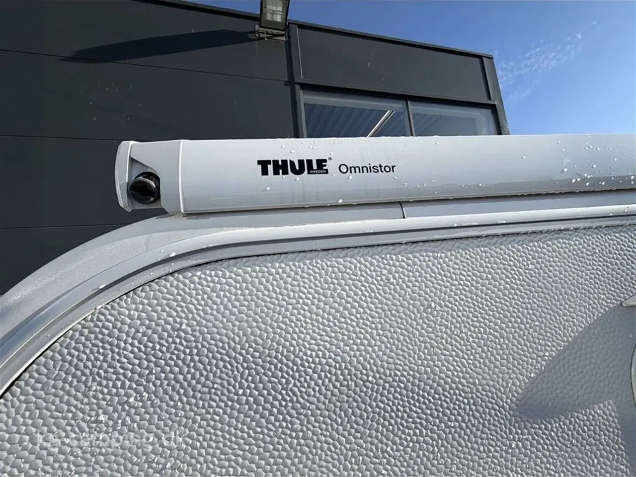 Billede 25 - 2018 - Hobby Excellent 460 SFf   Let rejsevogn med fritstående dobbeltseng. Incl i prisen er mover, fast markise og fortelt.