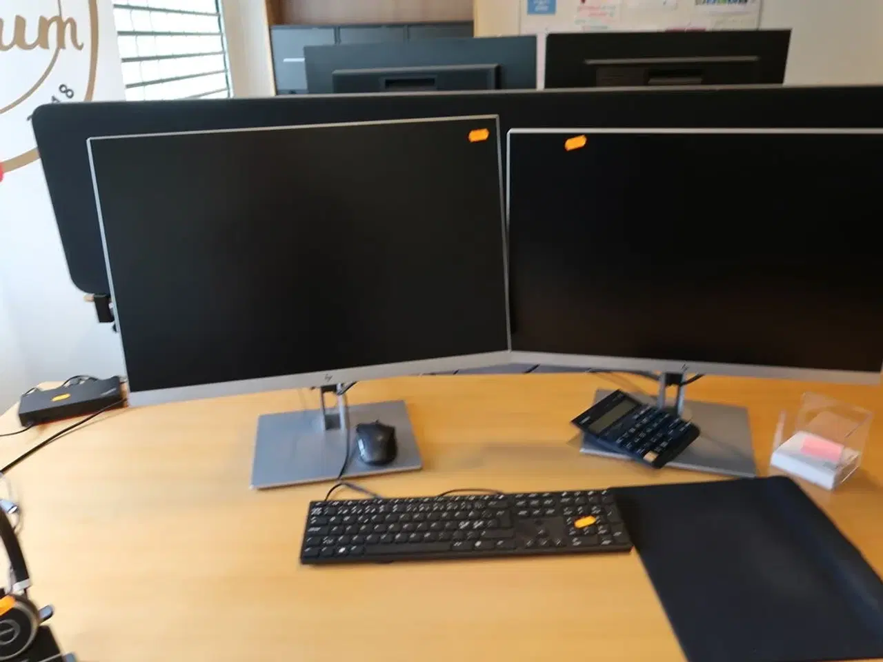 Billede 1 - 2 stk. computerskærme HP E243i med tastatur og mus