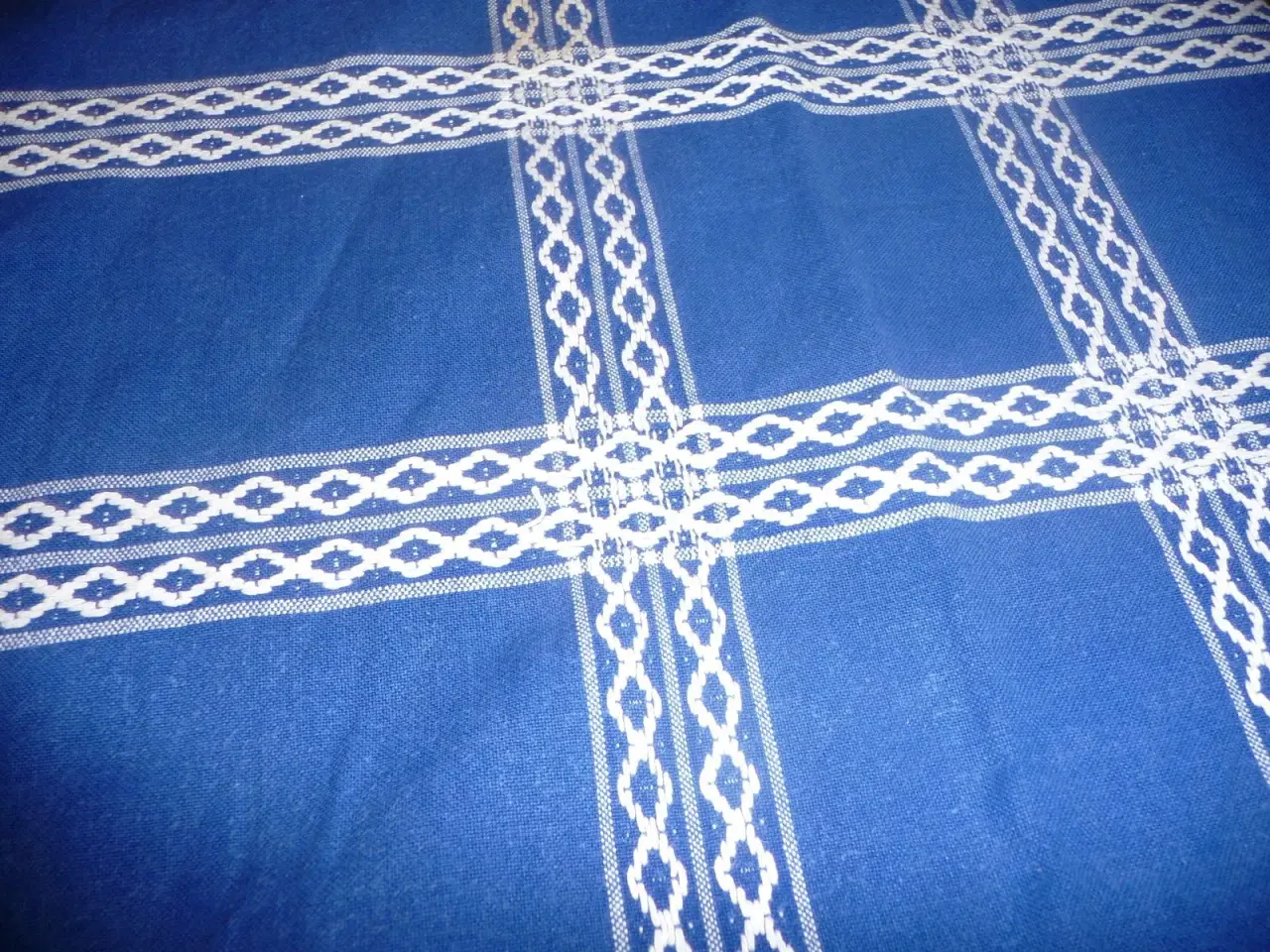 Billede 2 - gammel blå dug, med hvid mønstre