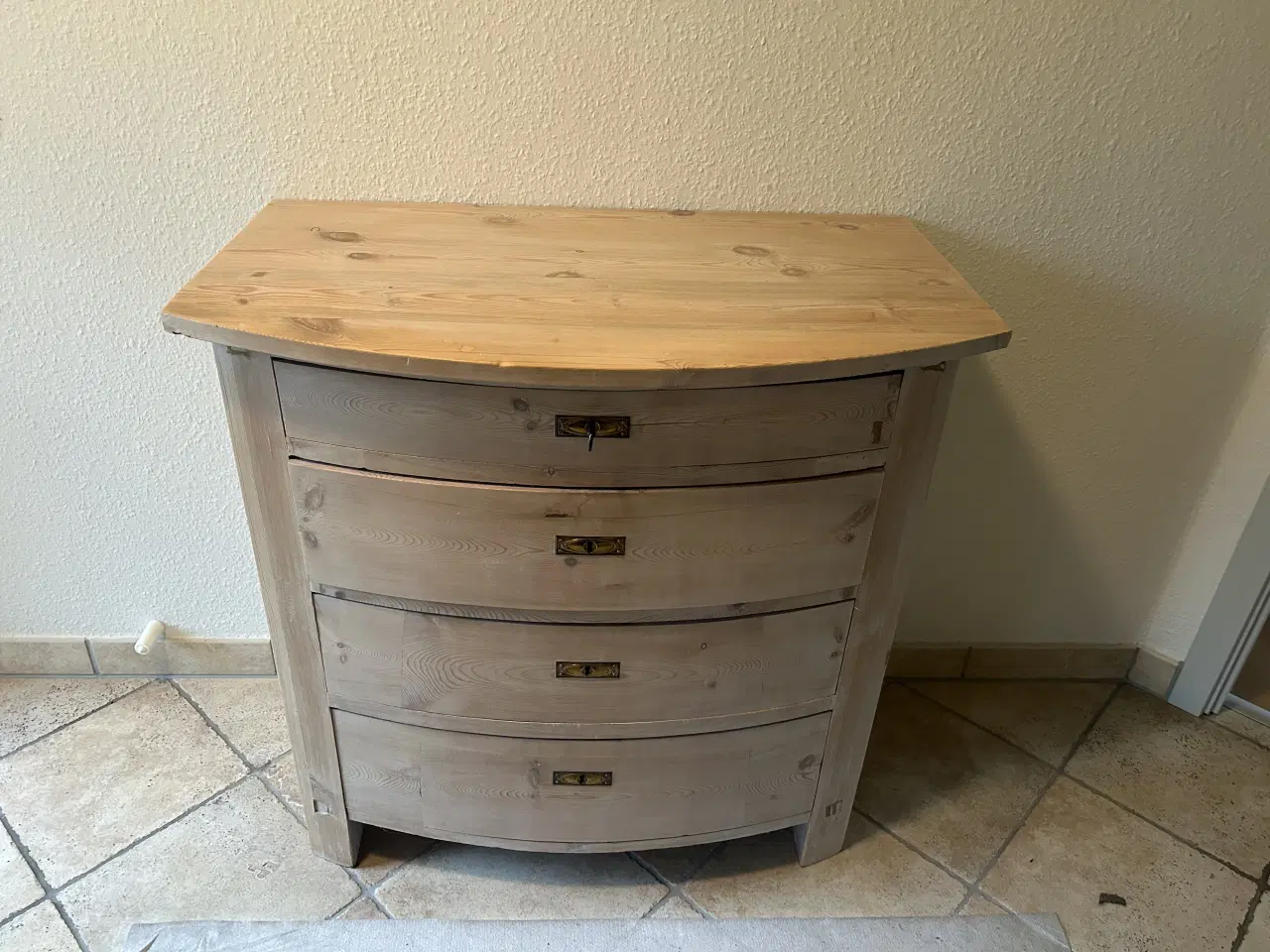 Billede 1 - kommode afsyret med 4 skuffer