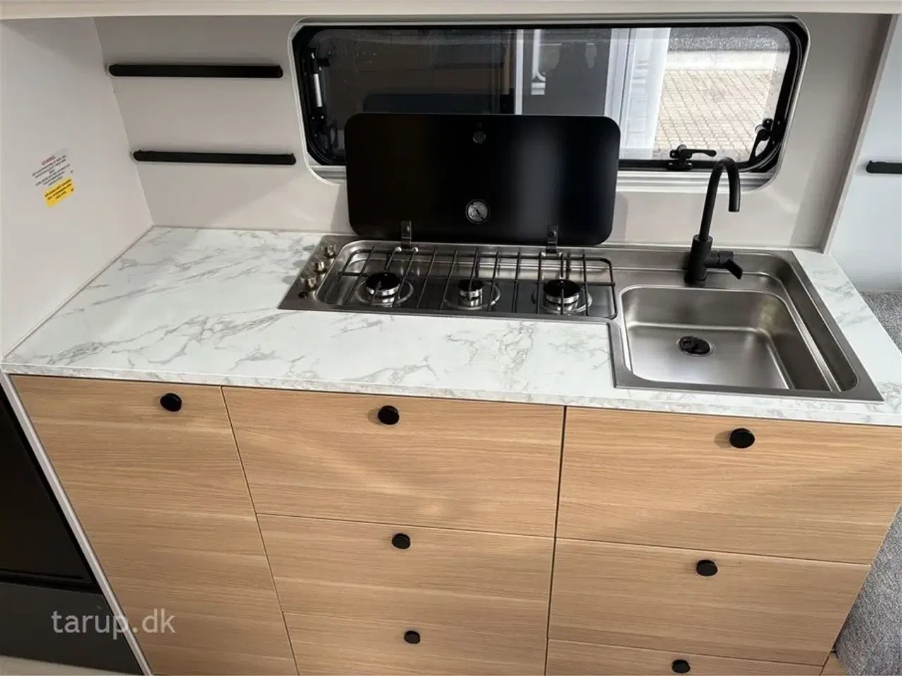 Billede 11 - 2026 - Adria Adora 663 UT Alde   ALDE centralvarme, elektrisk gulvvarme, frontkøkken, rundsiddegruppe, SmartBox gaskasse opbevaring, stort køleskab, enkeltsenge