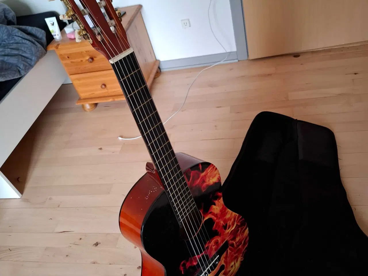 Billede 2 - Guitar har fået nye strenge