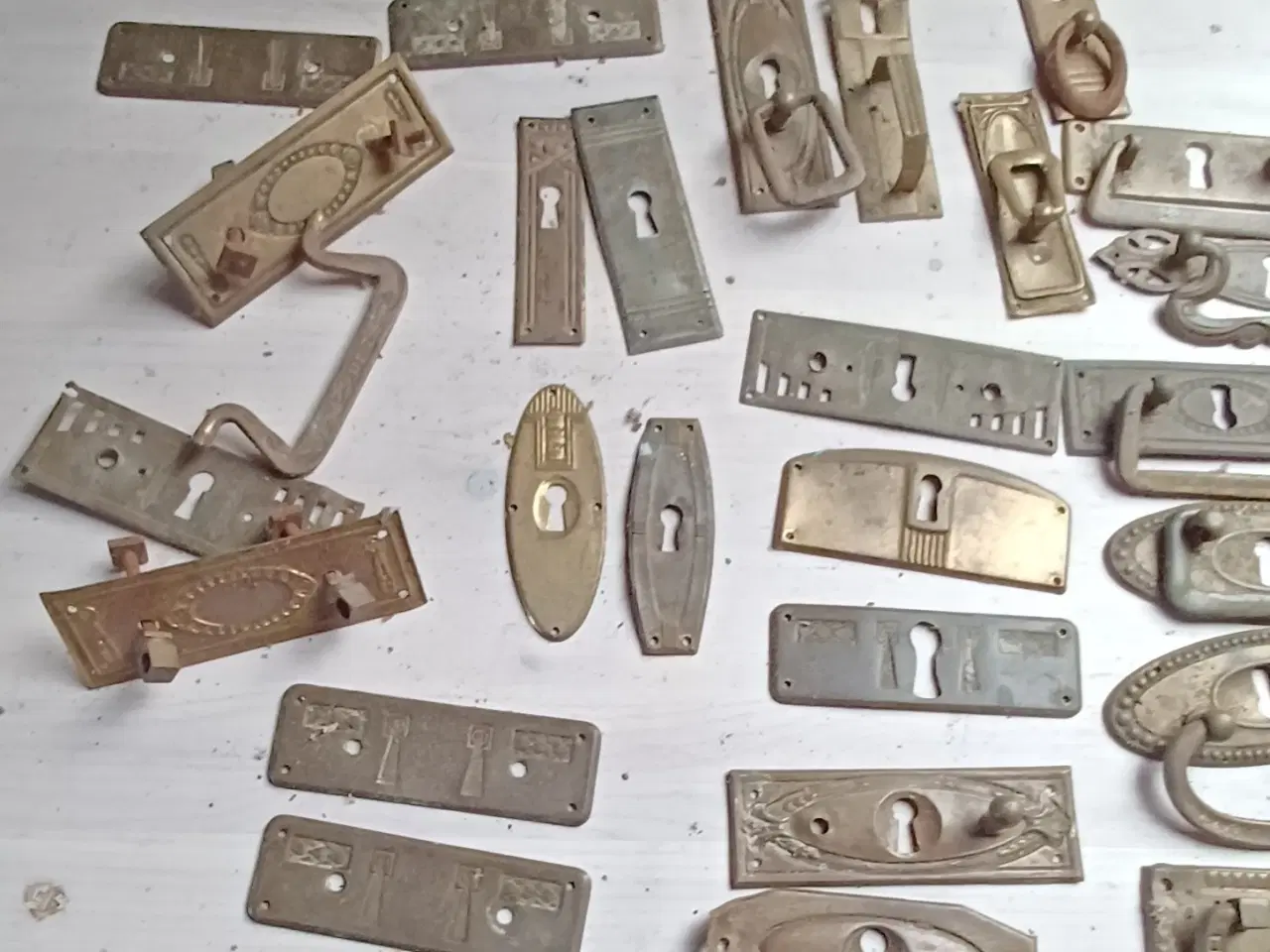 Billede 1 - Diverse antikke møbelbeslag.