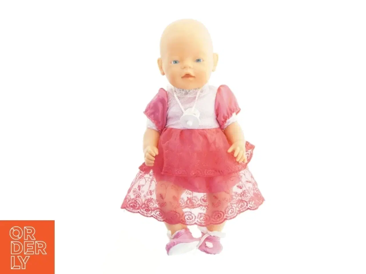 Billede 1 - Babydukke med lyserød kjole og sko (str. 41 cm)