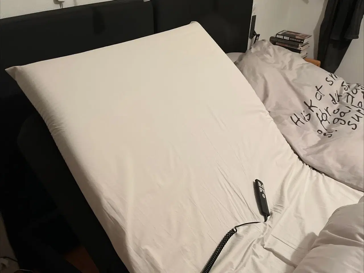 Billede 2 - TEMPUR elevationsseng (2 stk.)Begge incl. gavl.